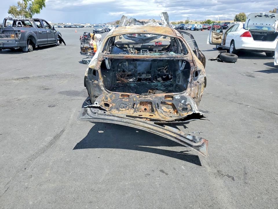 2017 Kia Cadenza VIN KNALB4J11H5037494 COPART salvage auction — BURN, Ca - Non-Repairable Vehicle Cert, sold $150 on 2026-07-20 (photo 6)