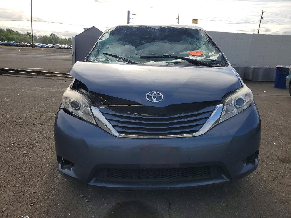2015 Toyota Sienna VIN 5TDKK3DC8FS528433 COPART salvage auction — ROLLOVER, Or - Salvage Title Certificate, sold $1,100 on 2026-07-06 (photo 5)