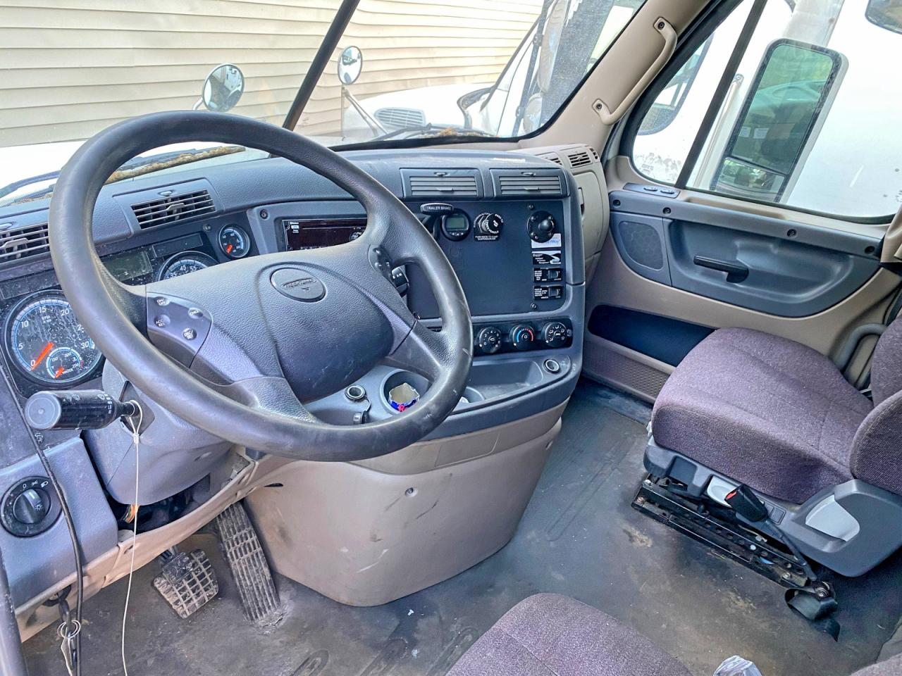 2018 Freigliner VIN 1FUJGLDR7JLKA8701 COPART salvage auction — Minor Dent/Scratches, NJ - CERTIFICATE OF TITLE (P), sold $3,150 on 2026-07-07 (photo 9)