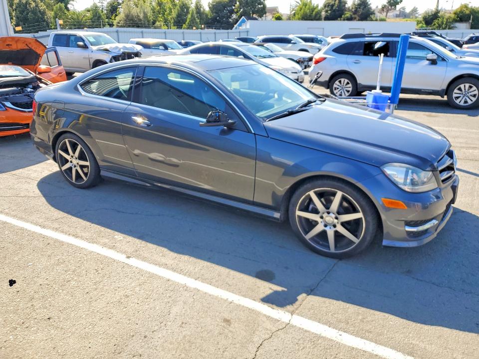 2015 Mercedes-benz VIN WDDGJ4HB0FG383999 COPART salvage auction — MINOR DENT/SCRATCHES, Ca - Dis/Dlr/Exp Only Clean Title, sold $2,800 on 2026-07-07 (photo 4)