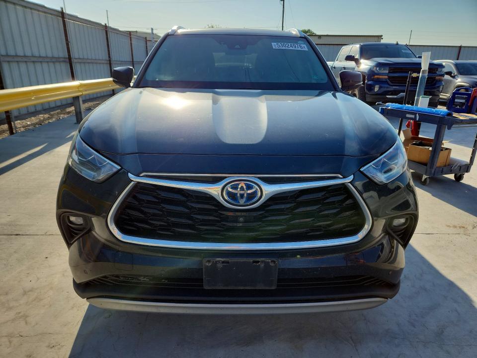 2021 Toyota VIN 5TDEBRCHXMS017767 COPART salvage auction — WATER/FLOOD, Tx - Salvage Title-Flood Damage, sold $17,900 on 2026-07-02 (photo 5)