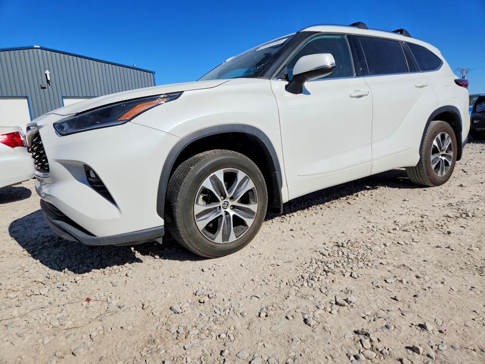 2021 Toyota Highlander VIN 5TDHZRBH5MS551589 COPART salvage auction — MINOR DENT/SCRATCHES, Ut - Certificate Of Title, sold $20,500 on 2026-07-24 (photo 1)