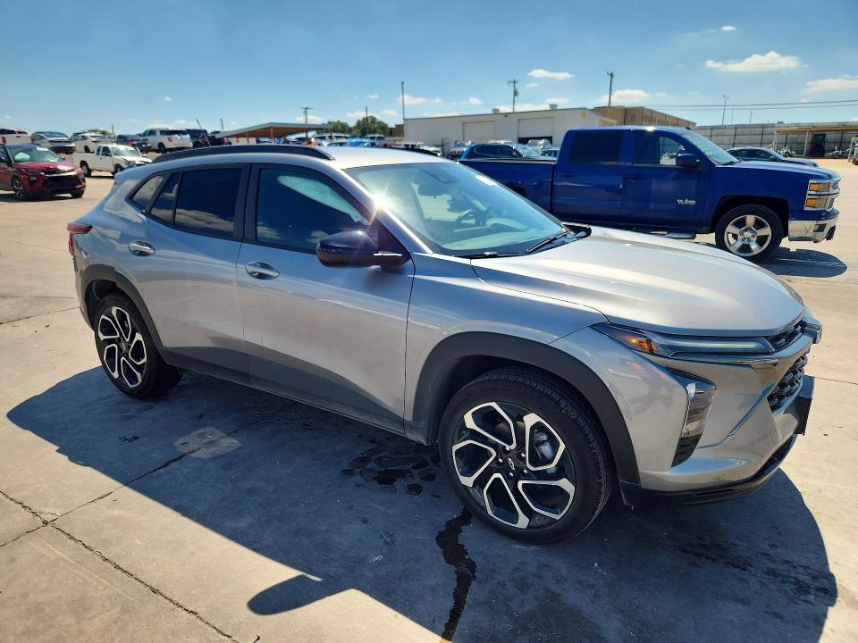 2025 Chevrolet VIN KL77LJEP5SC242055 COPART salvage auction — SIDE, Tx - Salvage Vehicle Title, sold $9,200 on 2026-07-20 (photo 4)