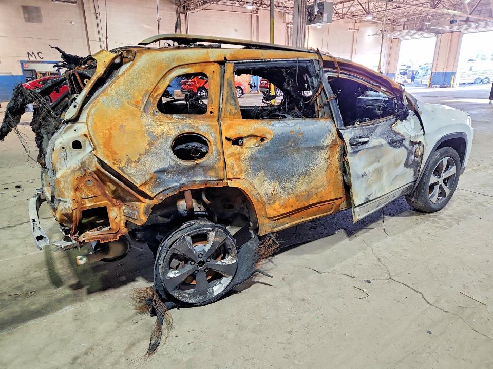 2019 Jeep Cherokee VIN 1C4PJMDN4KD320474 COPART salvage auction — INTERIOR BURN, Mi - Certificate Of Title, sold $300 on 2026-07-02 (photo 3)