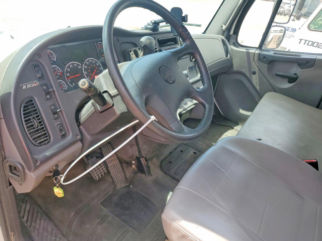 2019 Freightliner M2 106 VIN 1FVACWD24KHJY5124 COPART salvage auction — Normal Wear, AZ - CERTIFICATE OF TITLE (P), sold $18,000 on 2026-07-06 (photo 8)