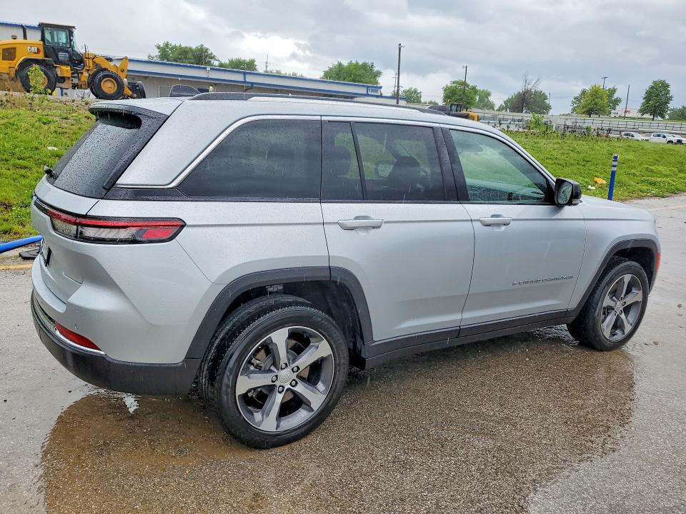 2022 Jeep Grand cherokee VIN 1C4RJYB67N8747768 COPART salvage auction — MINOR DENT/SCRATCHES, Mo - Certificate Of Title, sold $19,100 on 2026-07-02 (photo 3)