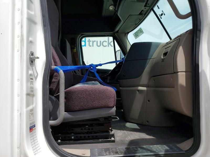 2018 Freightliner Cascadia 113 VIN 1FUJGHD91JLJX8273 COPART salvage auction — FRONT END, OK - CERTIFICATE OF TITLE, sold $1,500 on 2026-07-09 (photo 5)