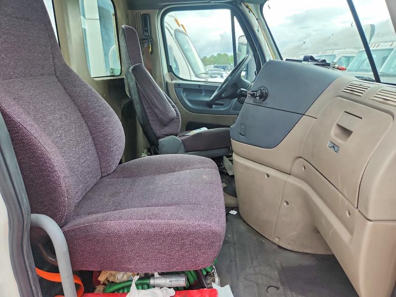 2017 Freightliner Cascadia VIN 3AKBGADV2HSJD0591 COPART salvage auction — NORMAL WEAR, IN - CERTIFICATE OF TITLE (P), sold $2,500 on 2026-08-23 (photo 5)