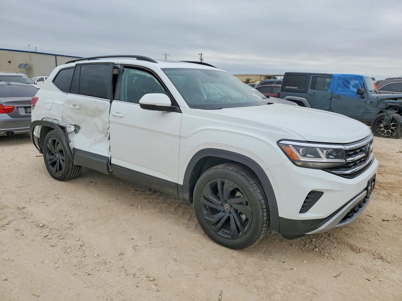 2023 Volkswagen Atlas VIN 1V2KR2CA9PC551517 COPART salvage auction — Side, TX - SALVAGE VEHICLE TITLE, sold $9,600 on 2026-07-09 (photo 4)