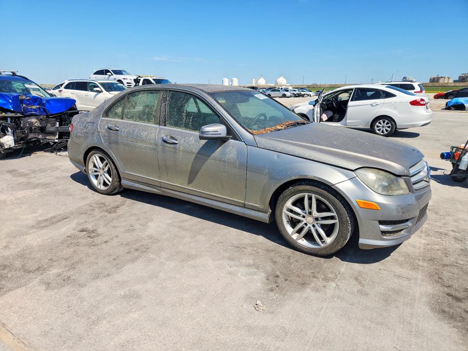 2013 Mercedes-benz C-klasse VIN WDDGF4HB5DA852022 COPART salvage auction — BIOHAZARD/CHEMICAL, La - Certificate Of Title, sold $300 on 2026-08-05 (photo 4)
