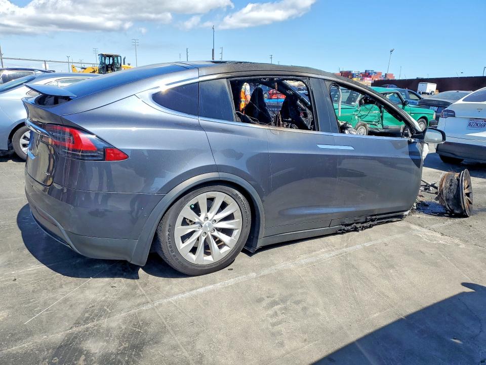 2018 Tesla Model x VIN 5YJXCAE26JF087993 COPART salvage auction — BURN, Ca - Non-Repairable Vehicle Cert, sold $300 on 2026-07-22 (photo 3)