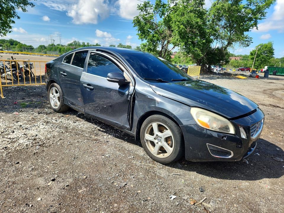 2012 Volvo VIN YV1622FS8C2125002 COPART salvage auction — SIDE, Id - Salvage Certificate Of Title, sold $375 on 2026-08-18 (photo 4)
