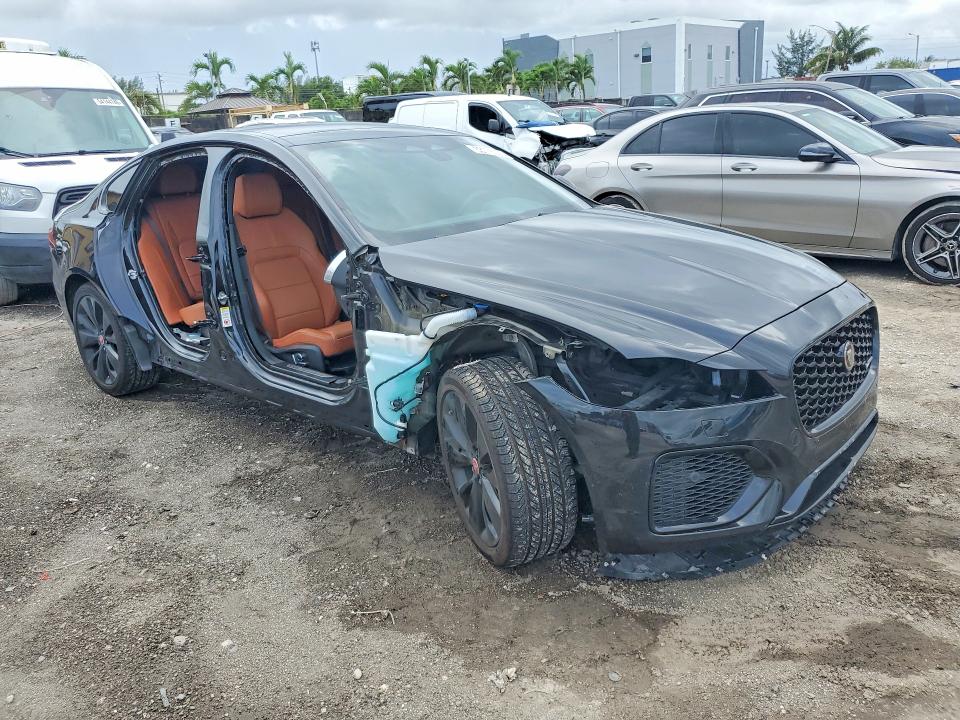 2022 Jaguar VIN SAJBL4GX7NCY91115 COPART salvage auction — SIDE, Fl - Cert Of Title Slvg Rebuildable, sold $5,800 on 2026-08-03 (photo 4)
