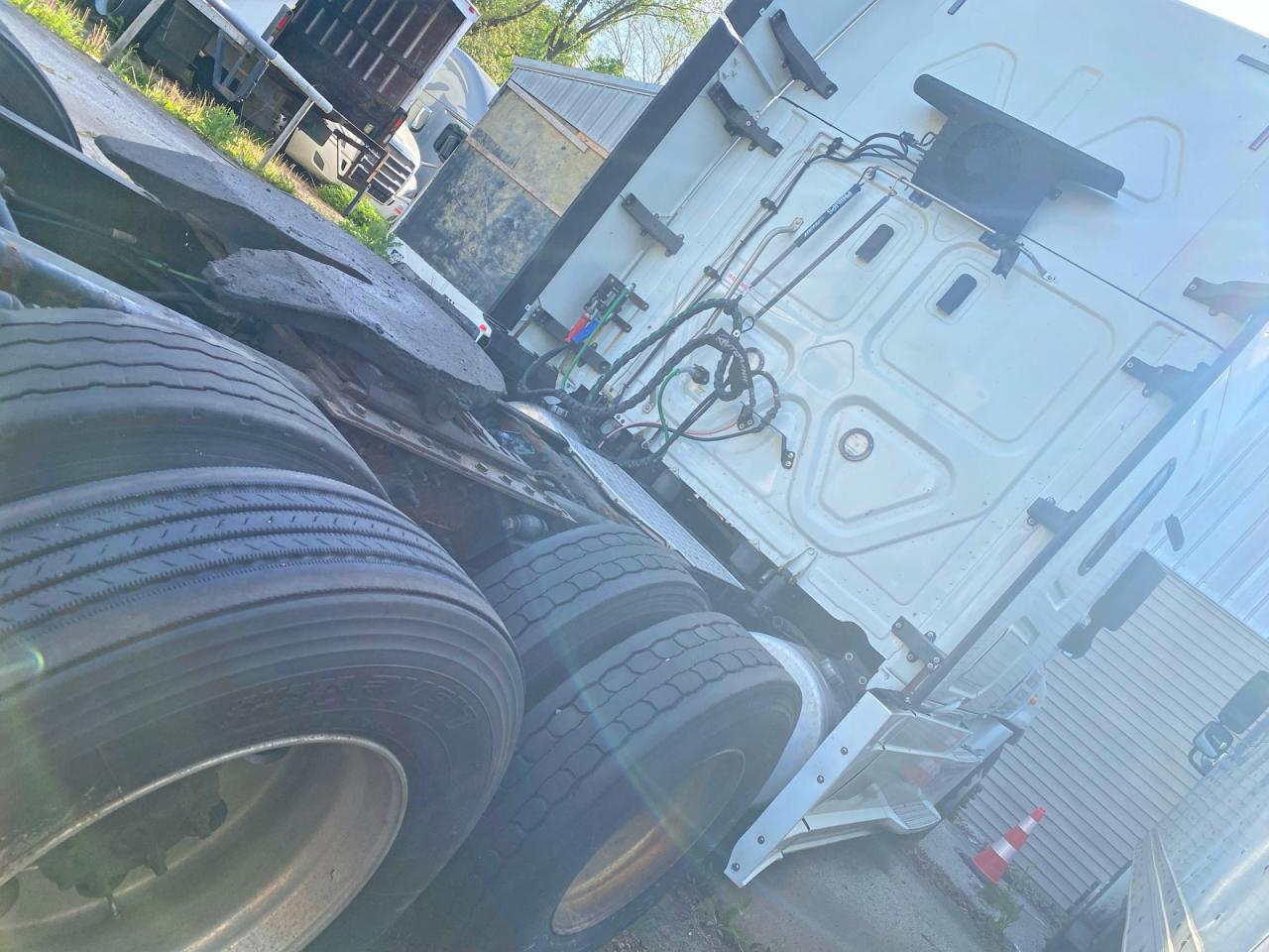 2018 Freigliner VIN 1FUJGLDR7JLKA8701 COPART salvage auction — Minor Dent/Scratches, NJ - CERTIFICATE OF TITLE (P), sold $3,150 on 2026-07-07 (photo 4)