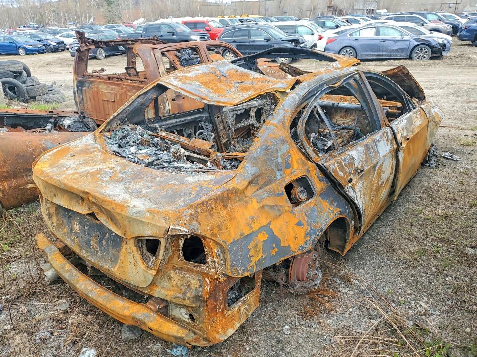 2007 BMW 3 series VIN WBAVC93547KX53700 COPART salvage auction — BURN, ON - PERMIT IRREPAIRABLE, sold $100 on 2026-07-14 (photo 3)