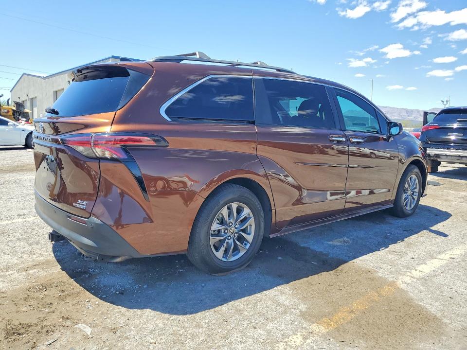 2022 Toyota Sienna VIN 5TDJRKEC2NS090166 COPART salvage auction — SIDE, Nv - Salvage Title, sold $17,500 on 2026-07-30 (photo 3)