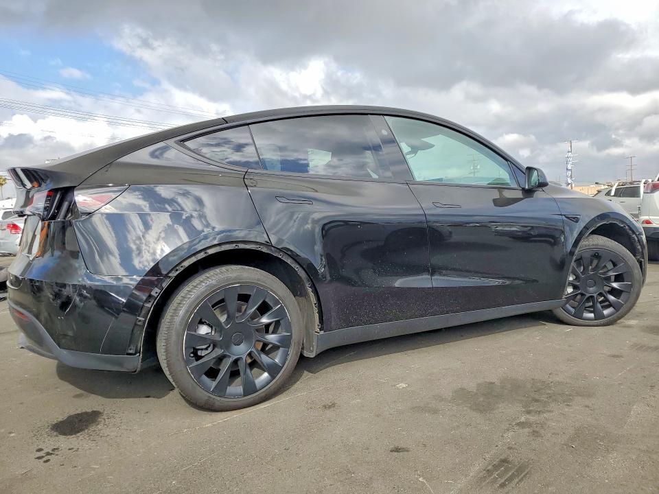 2023 Tesla Model y VIN 7SAYGDEE3PA178068 COPART salvage auction — SIDE, Salvage Title, sold $12,100 on 2026-07-29 (photo 3)