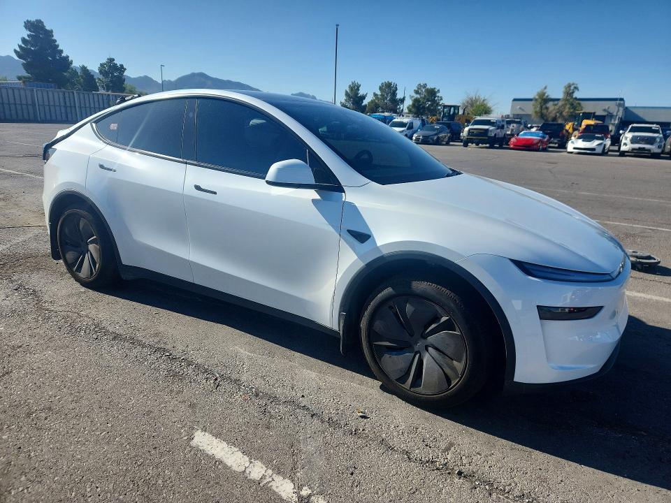 2026 Tesla Model y VIN 7SAYGDED8TA493353 COPART salvage auction — SIDE, Tx - Salvage Vehicle Title, sold $15,300 on 2026-07-31 (photo 4)