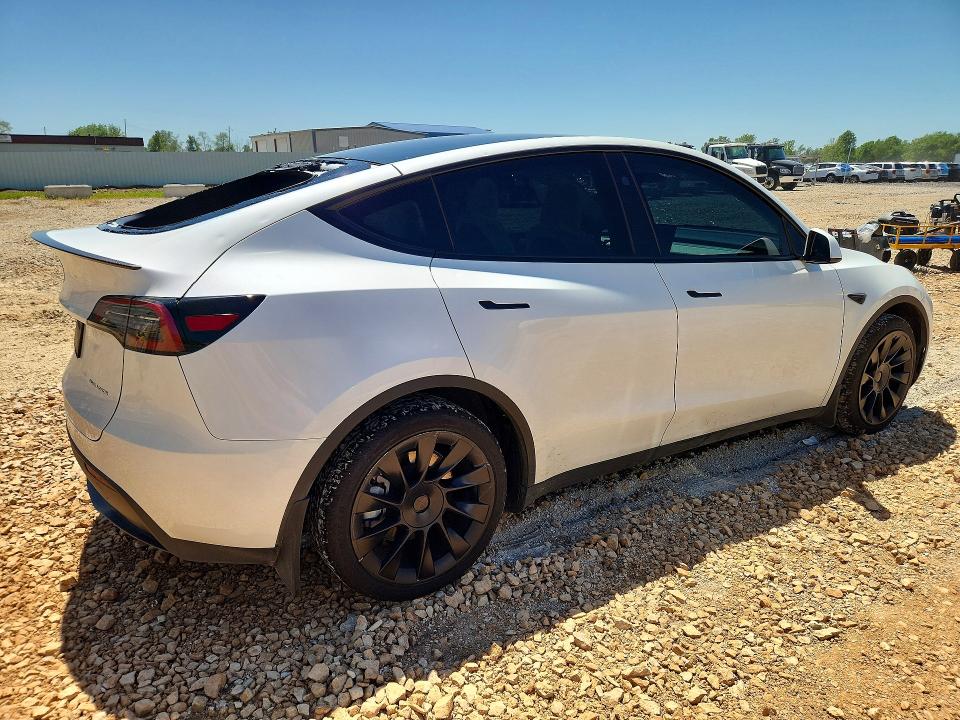2024 Tesla Model y VIN 7SAYGDEE9RF160566 COPART salvage auction — HAIL, Salvage Title, sold $2,050 on 2026-07-29 (photo 3)