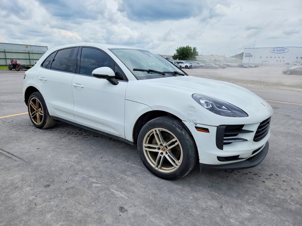 2019 Porsche Macan VIN WP1AA2A52KLB04819 COPART salvage auction — Side, MO - CERT OF TITLE-REPOSSESSED, sold $10,500 on 2026-07-01 (photo 4)