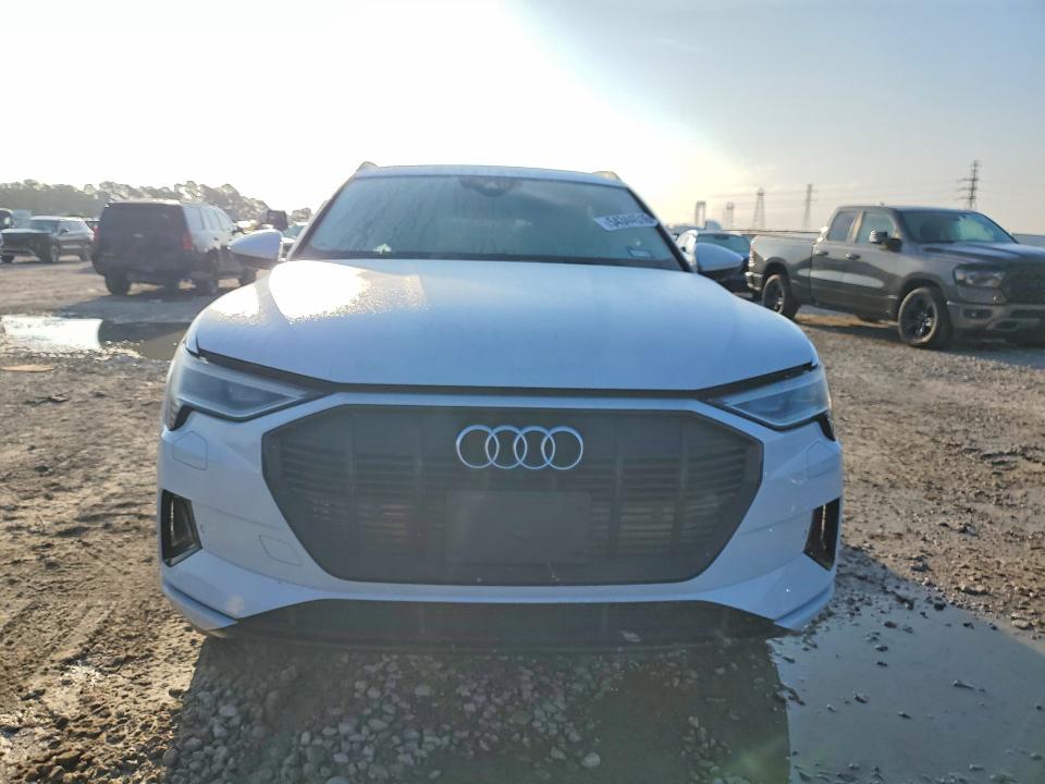2022 Audi E-tron VIN WA1AAAGE6NB012586 COPART salvage auction — WATER/FLOOD, Id - Salvage Certificate Of Title, sold $10,400 on 2026-08-14 (photo 5)