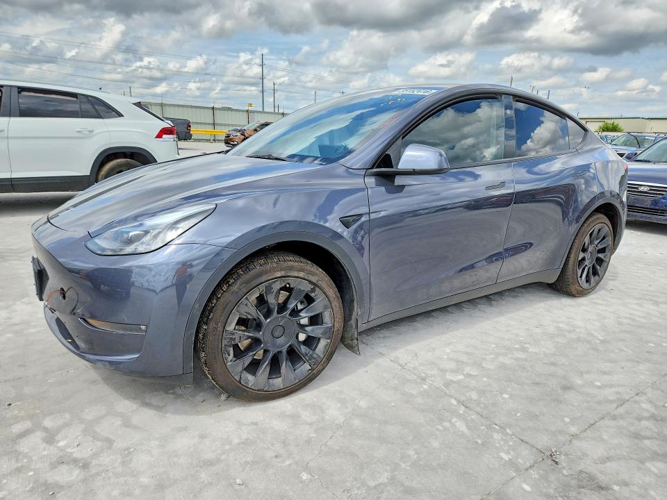 2023 Tesla Model y VIN 7SAYGDEE5PF833902 COPART salvage auction — SIDE, Tx - Salvage Vehicle Title, sold $200 on 2026-07-21 (photo 1)