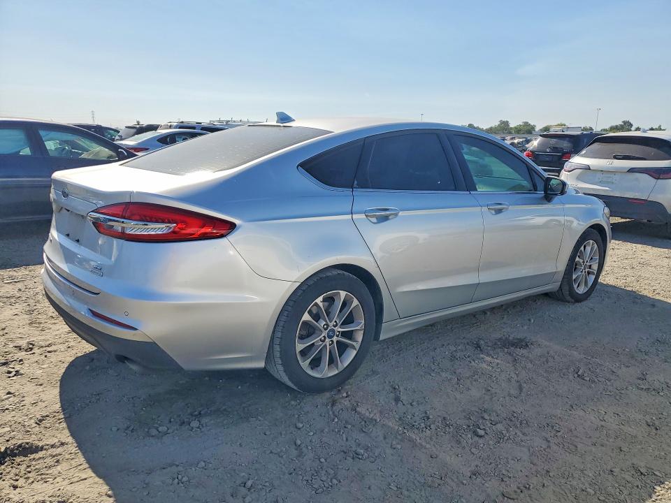 2019 Ford Fusion VIN 3FA6P0HD3KR135785 COPART salvage auction — NORMAL WEAR, Ca - Dis/Dlr/Exp Only Clean Title, sold $1,200 on 2026-07-23 (photo 3)