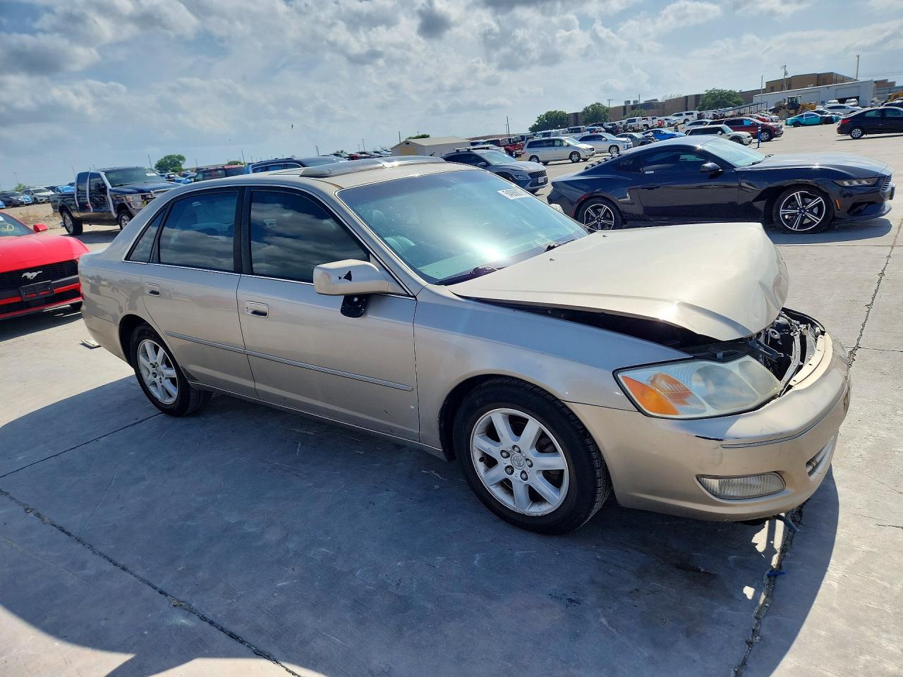 2000 Toyota Avalon VIN 4T1BF28B4YU029901 COPART salvage auction — Front End, TX - SALVAGE VEHICLE TITLE, sold $375 on 2026-07-09 (photo 4)