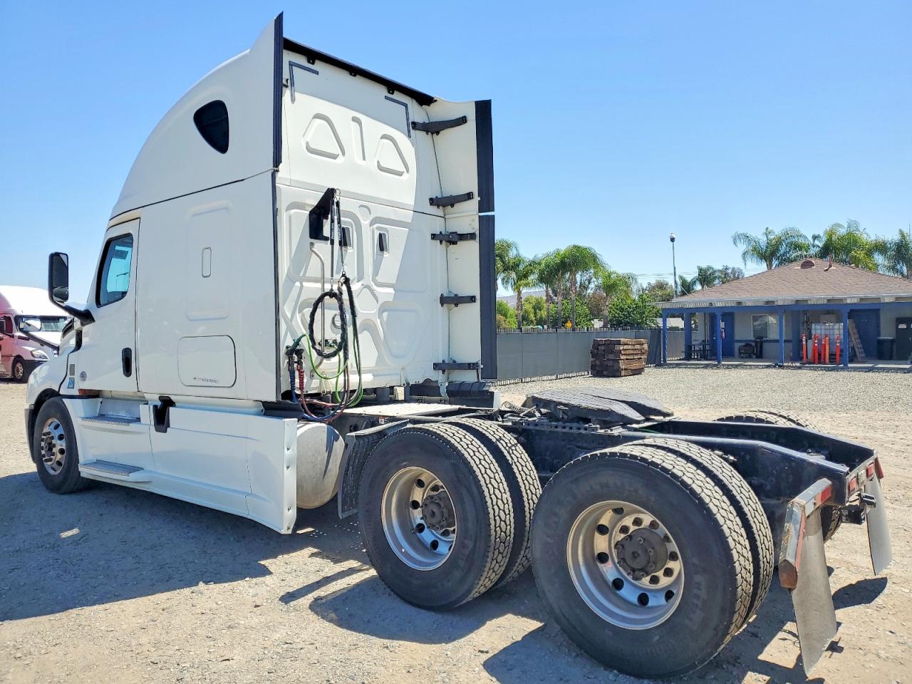 2020 Freightliner Cascadia 126 VIN 3AKJHHDR5LSLP5709 COPART salvage auction — Normal Wear, PA - DIS/DLR/EXP ONLY CLEAN TITLE, sold $13,400 on 2026-07-10 (photo 3)