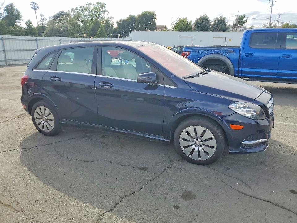 2017 Mercedes-benz B-klasse VIN WDDVP9AB0HJ013946 COPART salvage auction — MINOR DENT/SCRATCHES, Ca - Dis/Dlr/Exp Only Clean Title, sold $1,700 on 2026-07-10 (photo 4)