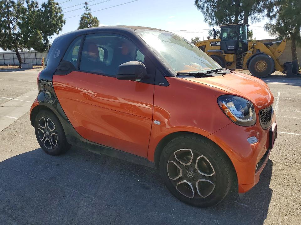 2018 Smart Fortwo VIN WMEFJ9BA5JK265781 COPART salvage auction — MINOR DENT/SCRATCHES, Ca - Dis/Dlr/Exp Only Clean Title, sold $3,850 on 2026-07-30 (photo 4)
