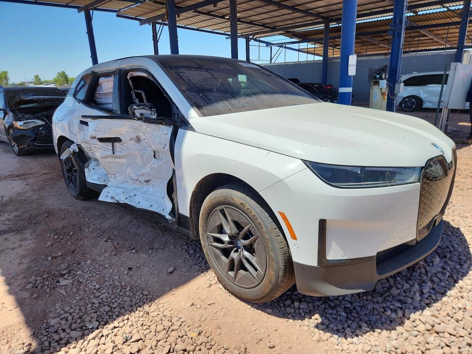 2025 BMW Ix VIN WB523CF08SCT80355 COPART salvage auction — SIDE, Az - Cert Of Title - Salvage, sold $18,700 on 2026-07-16 (photo 4)
