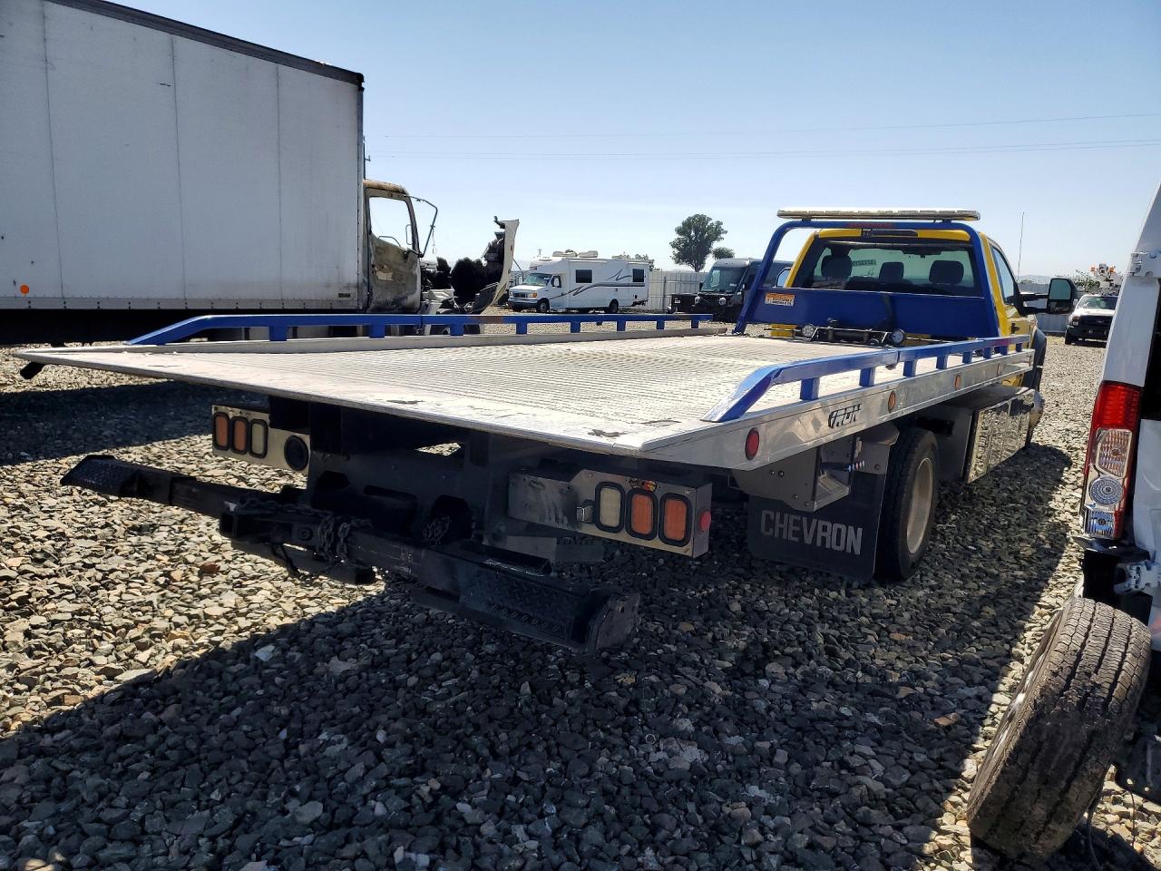 2020 Ford F-550 super duty VIN 1FDUF5GT5LDA06477 COPART salvage auction — Side, CA - DIS/DLR/EXP ONLY CLEAN TITLE (P), sold $32,750 on 2026-06-01 (photo 3)