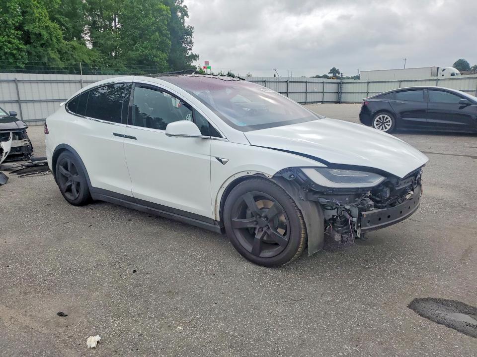 2018 Tesla Model x VIN 5YJXCAE28JF142427 COPART salvage auction — SIDE, Nc - Salvage Certificate Of Title, sold $4,000 on 2026-07-28 (photo 4)