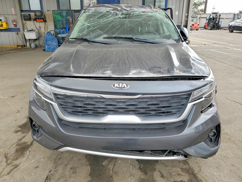 2021 Kia Seltos VIN KNDEU2AA1M7141329 COPART salvage auction — ROLLOVER, Ca - Salvage Certificate, sold $2,200 on 2026-07-30 (photo 5)