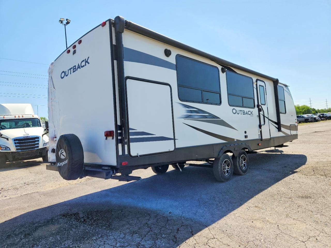 2020 Keystone Outback VIN 4YDT28023LB451064 COPART salvage auction — Rear End, IN - CERT OF TITLE-SALVAGE TITLE, sold $5,600 on 2026-07-09 (photo 4)