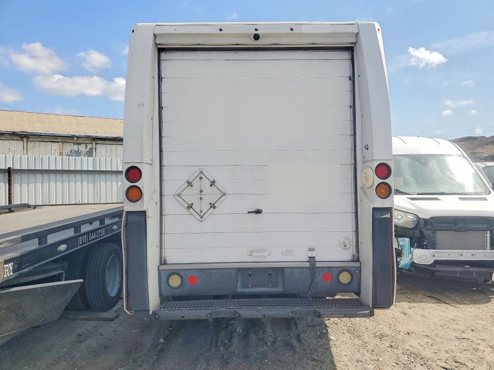 2015 Isuzu Reach VIN JALB4T170F7W00445 COPART salvage auction — MINOR DENT/SCRATCHES, Ca - Dis/Dlr/Exp Only Clean Title, sold $2,300 on 2026-07-30 (photo 6)