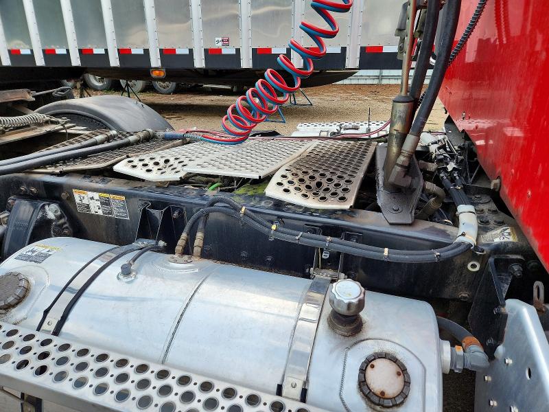 2017 Kenworth Construction VIN 1XKZD49X7HJ172958 COPART salvage auction — ROLLOVER, VA - CERT OF TITLE - SALVAGE, sold $14,600 on 2026-08-13 (photo 9)