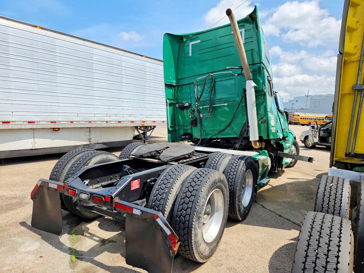 2019 Volvo VNL VIN 4V4NC9EH0KN219793 COPART salvage auction — Rollover, LA - CERT OF TITLE-SALVAGE, sold $6,800 on 2026-07-09 (photo 4)