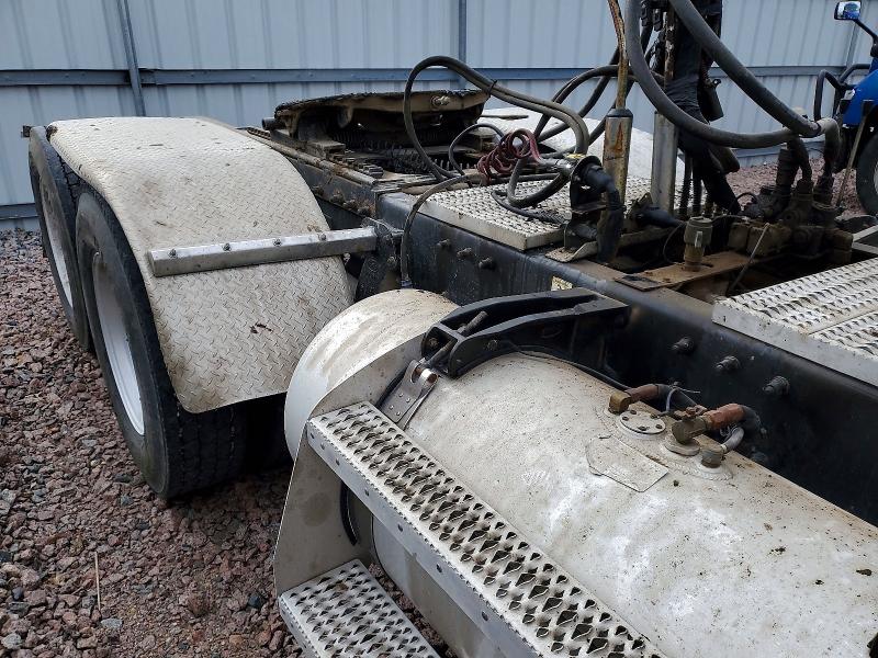 2006 Peterbilt 379 VIN 1XP5DB0X26D630136 COPART salvage auction — ROLLOVER, MN - CERT OF TITLE-SALVAGE, sold $7,000 on 2026-08-06 (photo 6)