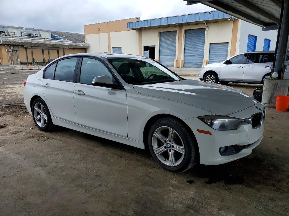 2013 BMW 3er VIN WBA3C1G54DNR46880 COPART salvage auction — MINOR DENT/SCRATCHES, Ca - Dis/Dlr/Exp Only Clean Title, sold $3,200 on 2026-07-03 (photo 4)
