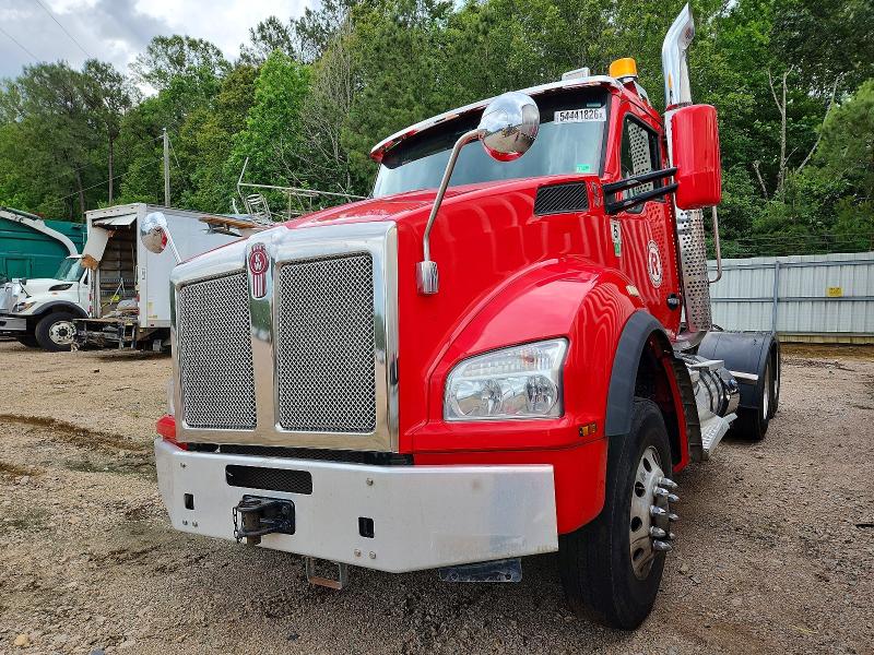 2017 Kenworth Construction VIN 1XKZD49X7HJ172958 COPART salvage auction — ROLLOVER, VA - CERT OF TITLE - SALVAGE, sold $14,600 on 2026-08-13 (photo 2)