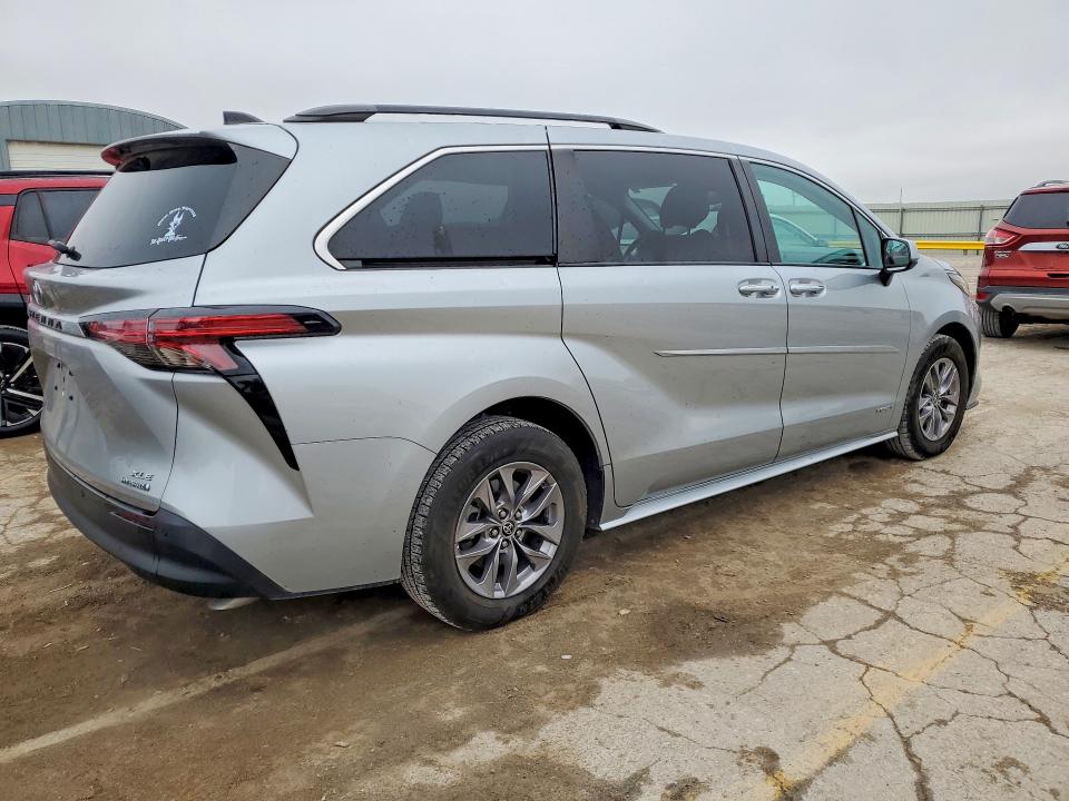 2021 Toyota Sienna VIN 5TDJRKEC5MS020112 COPART salvage auction — HAIL, Ks - Cert Of Title-Salvage, sold $22,100 on 2026-07-22 (photo 3)