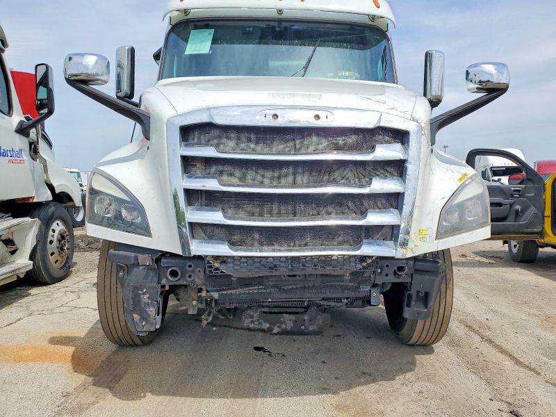 2019 Freightliner Cascadia 126 VIN 1FUJHHDR8KLKV0715 COPART salvage auction — FRONT END, IN - CERT OF TITLE-SALVAGE TITLE, sold $10,000 on 2026-08-13 (photo 9)