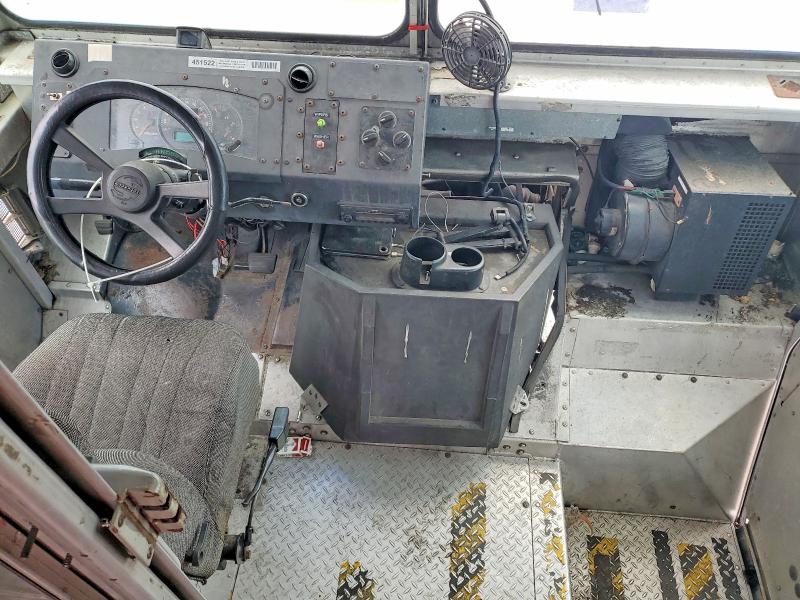 2004 Workhorse P42 VIN 5B4KP42U743389452 COPART salvage auction — MINOR DENT/SCRATCHES, FL - CERTIFICATE OF TITLE, sold $3,000 on 2026-09-21 (photo 8)