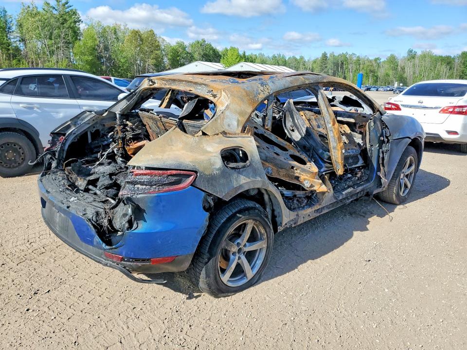2017 Porsche Macan VIN WP1AA2A53HLB06085 COPART salvage auction — BURN, ON - PERMIT NO BRAND - UNFIT, sold $300 on 2026-07-30 (photo 3)