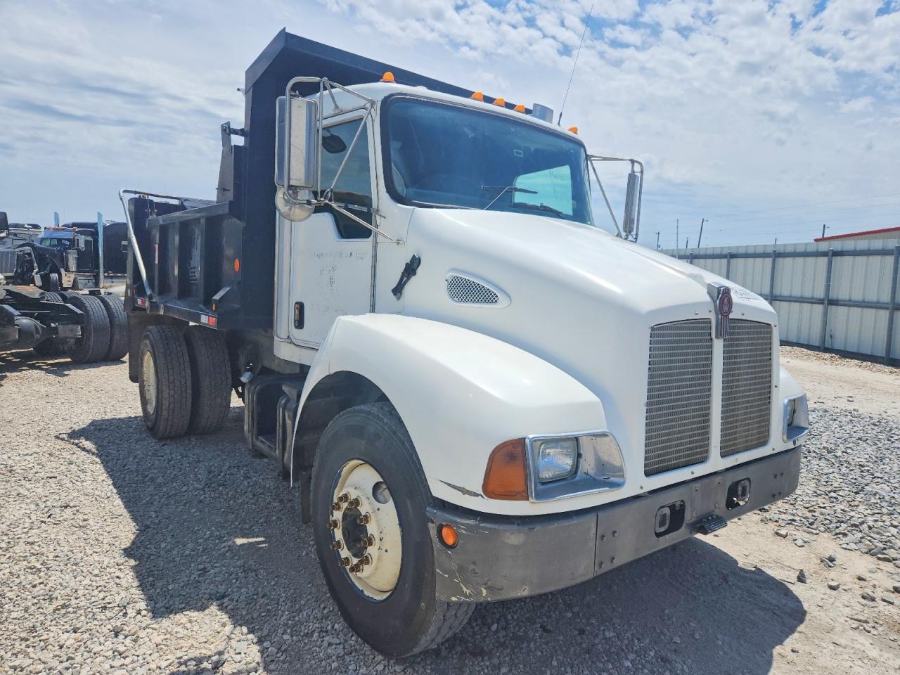 2003 Kenworth T300 VIN 2NKMHD7X43M388442 — COPART salvage auction photo