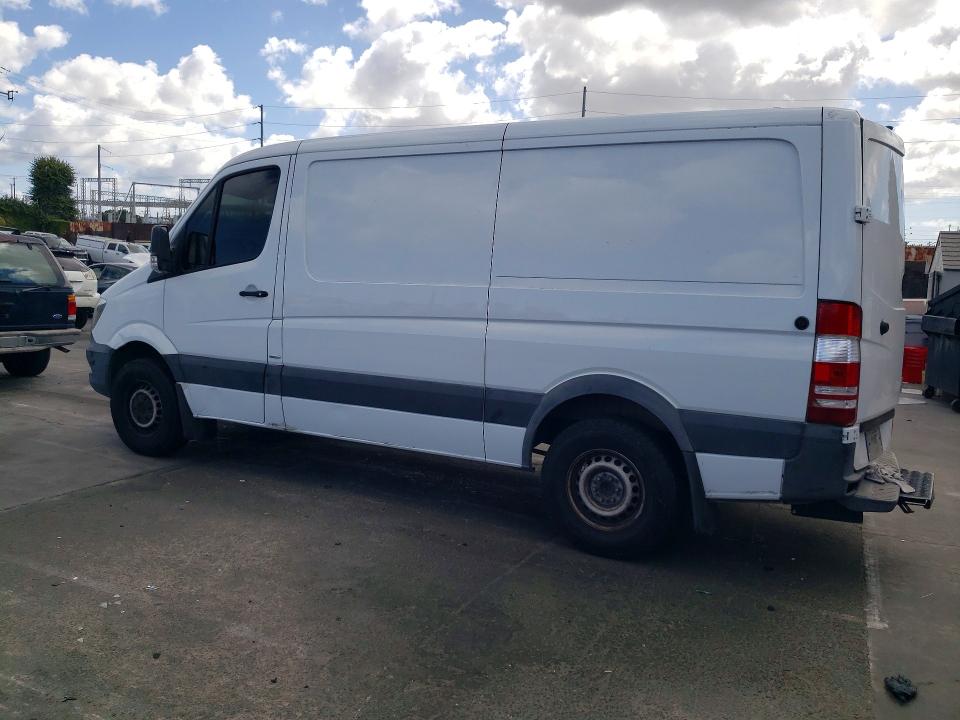 2015 Mercedes-benz Sprinter VIN WD3PE7DCXF5981098 COPART salvage auction — NORMAL WEAR, Oh - Dis/Dlr/Exp Only Clean Title, sold $3,450 on 2026-07-29 (photo 2)