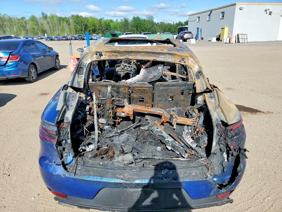 2017 Porsche Macan VIN WP1AA2A53HLB06085 COPART salvage auction — BURN, ON - PERMIT NO BRAND - UNFIT, sold $300 on 2026-07-30 (photo 6)