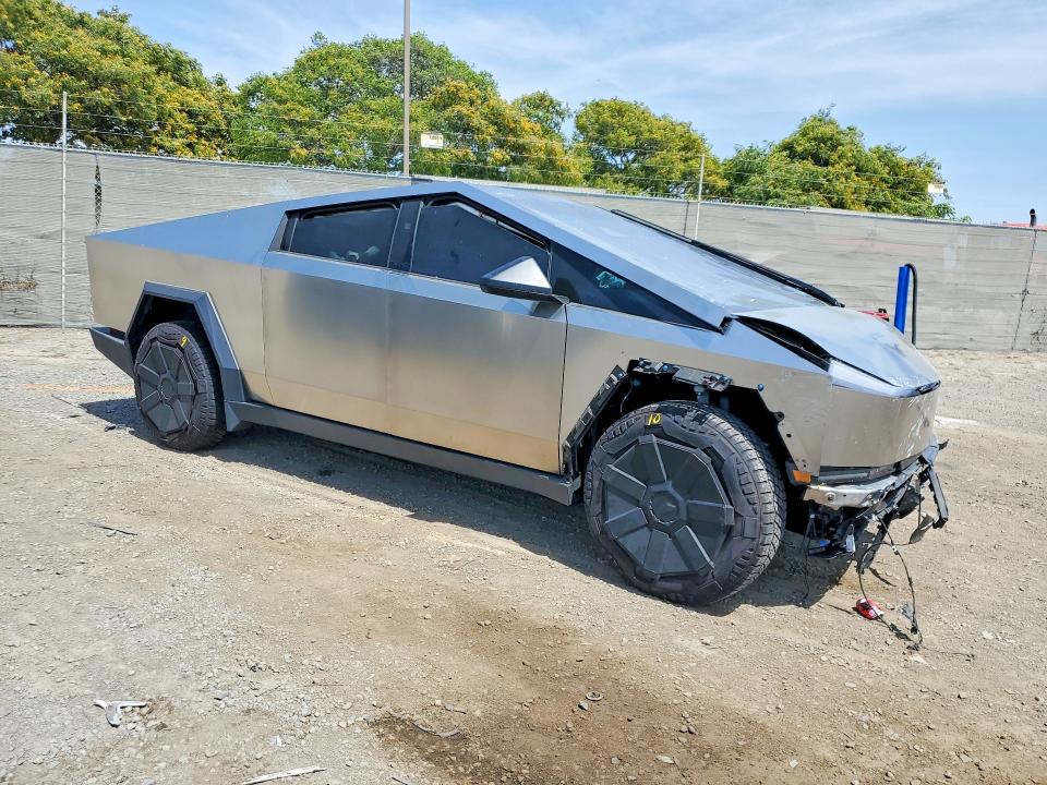 2024 Tesla Cybertruck VIN 7G2CEHED6RA024370 COPART salvage auction — FRONT END, Ca - Salvage Certificate, sold $21,000 on 2026-08-21 (photo 4)